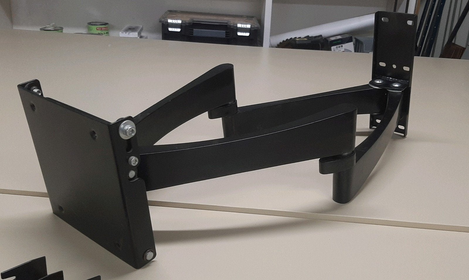 Zware tv beugel. Max. 70 cm uit de muur, Ophalen