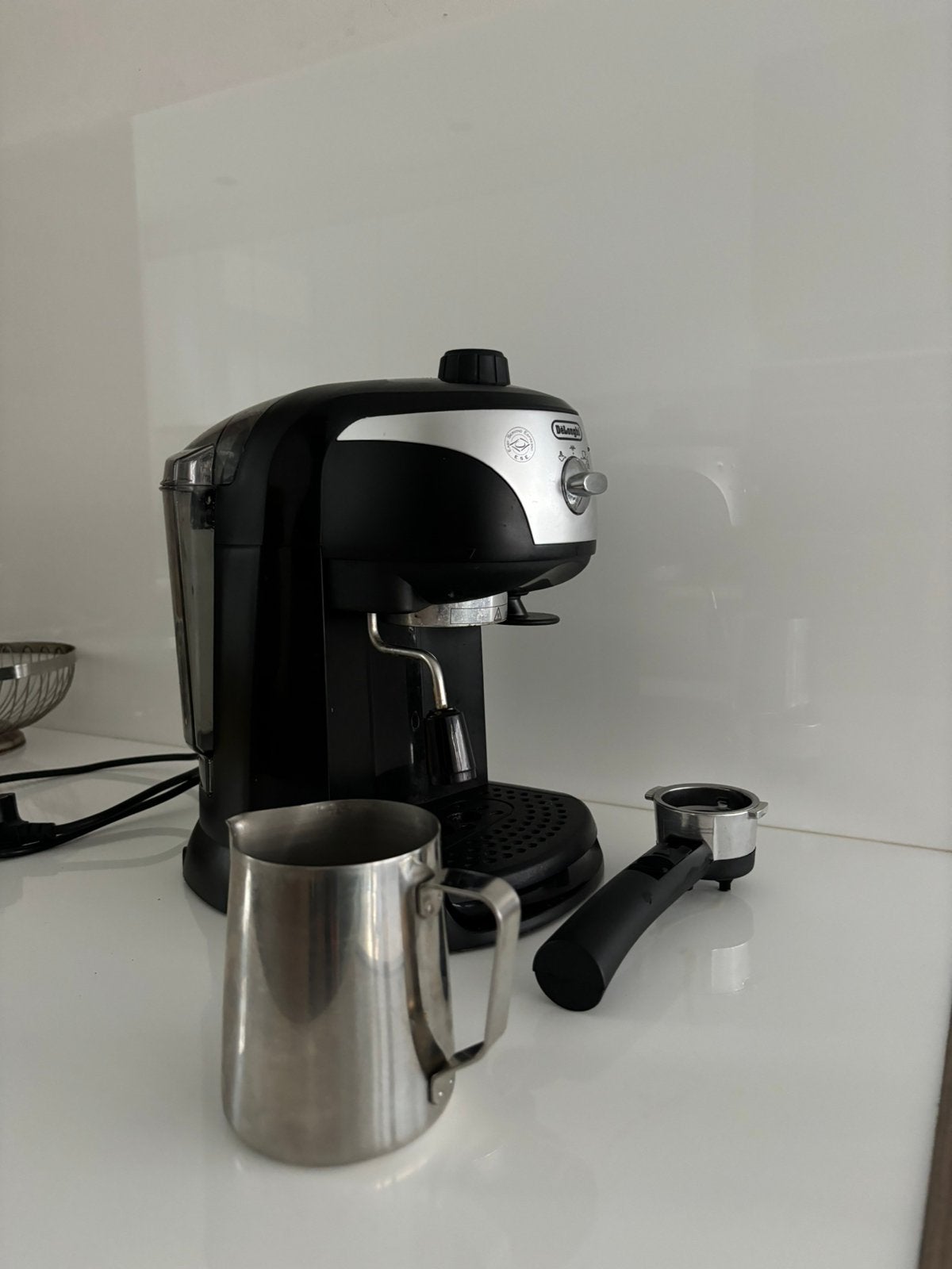 Coffee machine - DeLonghi met piston en melkopschuimer + kan, Ophalen of Verzenden, Zo goed als nieuw, Koffiemachine