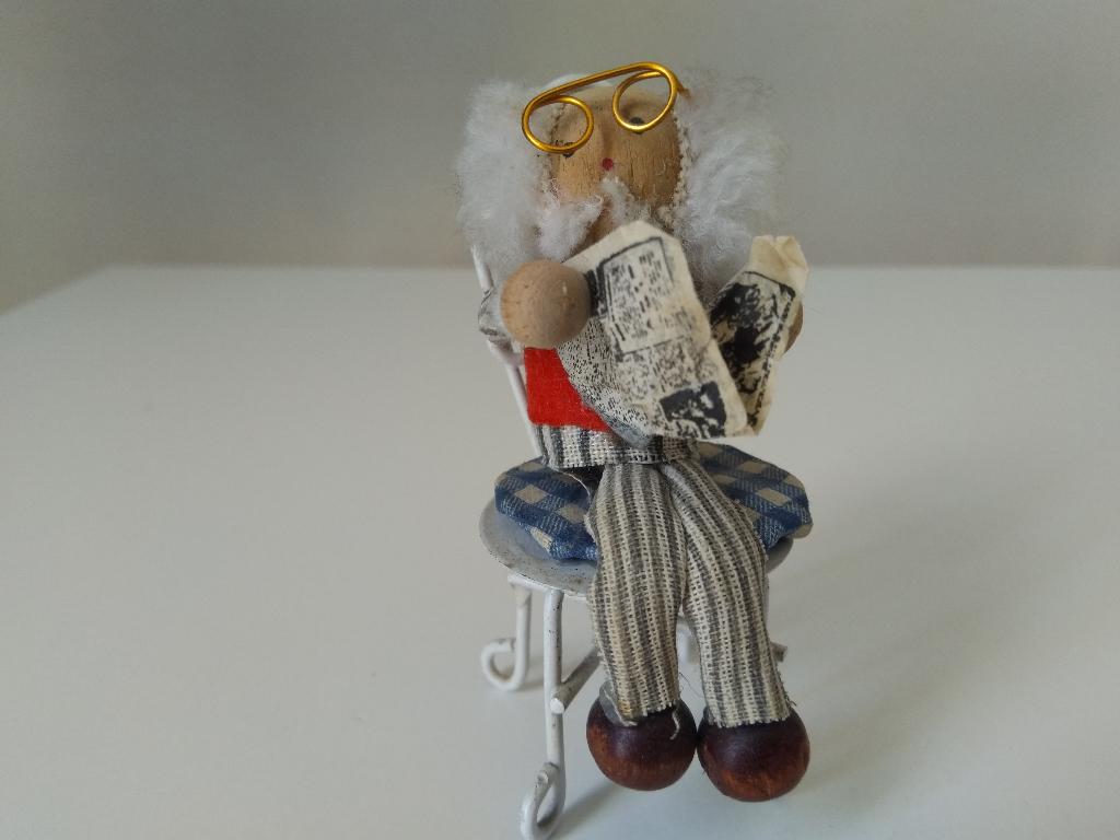miniatuur opa op stoel, poppenhuis, Ophalen of Verzenden, Zo goed als nieuw, Poppenhuis
