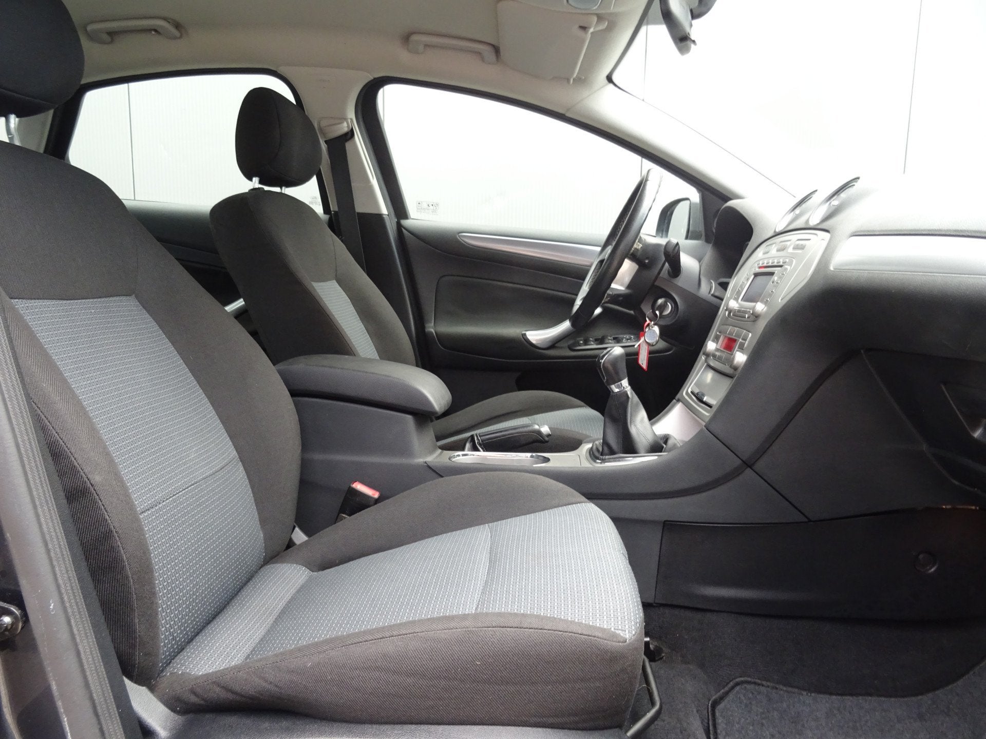 Ford Mondeo 2.0-16V Trend * LAGE KM * YOUNGTIMER !, 145 pk, Stof, Gebruikt, 4 cilinders