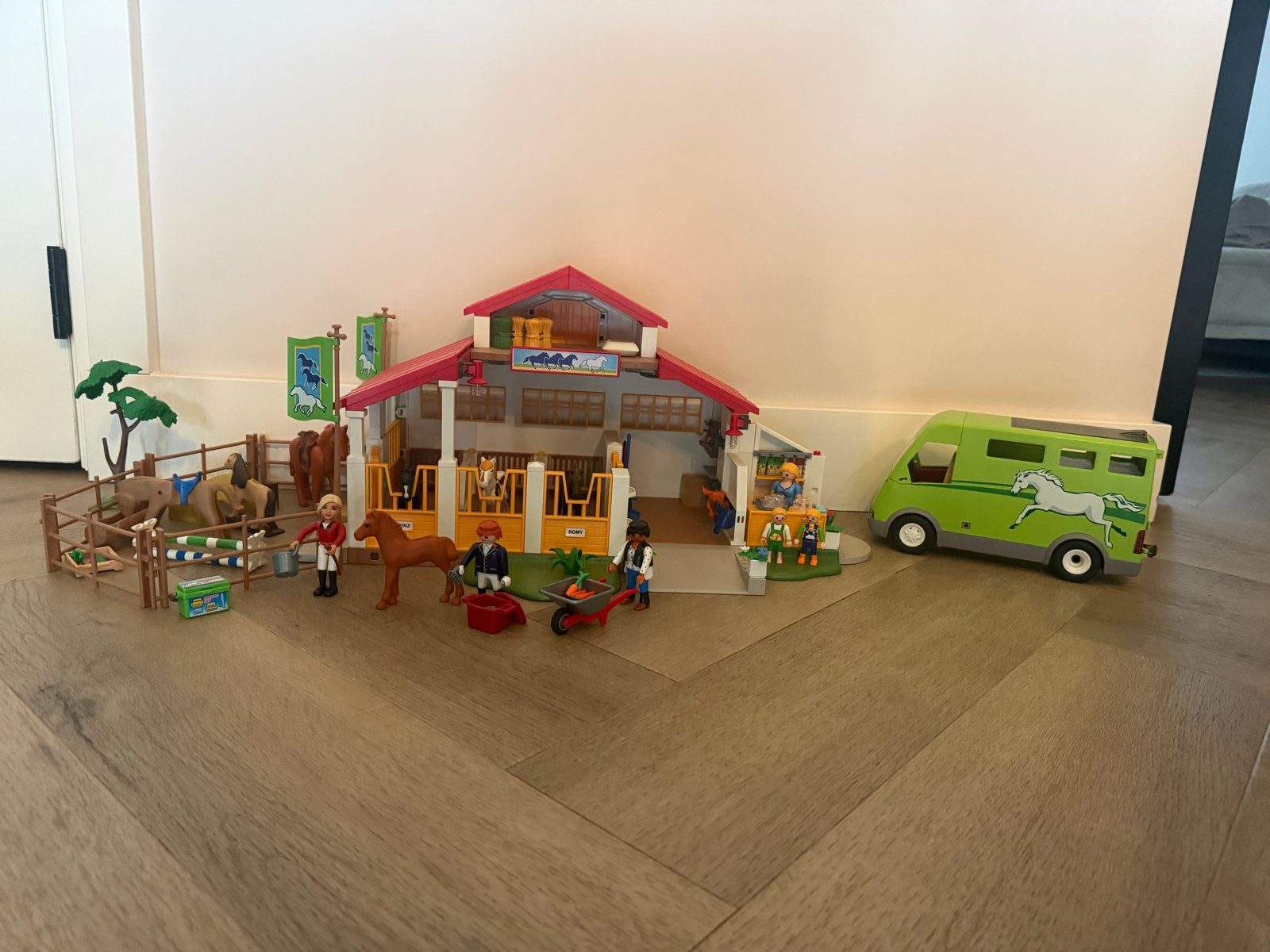Playmobil Paardenmanege met paarden, camper en accessoires, Ophalen, Zo goed als nieuw, Jongen of Meisje