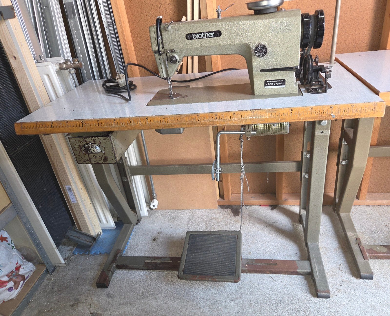 Brother DB2-B735-3 industriële naaimachine – met tafel, Hobby en Vrije tijd, Naaimachines en Toebehoren, Ophalen, Gebruikt, Naaimachine