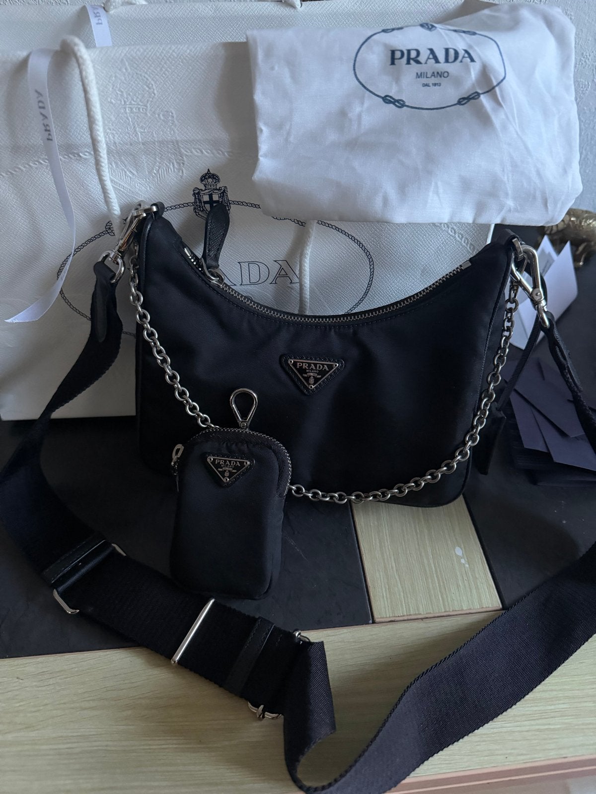 Prada Re-Edition 2005 Schoudertasje Zwart, Sieraden, Tassen en Uiterlijk, Tassen | Damestassen, Ophalen of Verzenden, Zo goed als nieuw