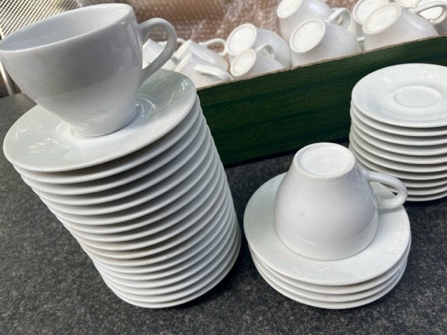 Hotel servies, kopjes en schotels, Huis en Inrichting, Keuken | Servies, Ophalen of Verzenden, Porselein, Overige stijlen, Kop(pen) en/of Schotel(s)