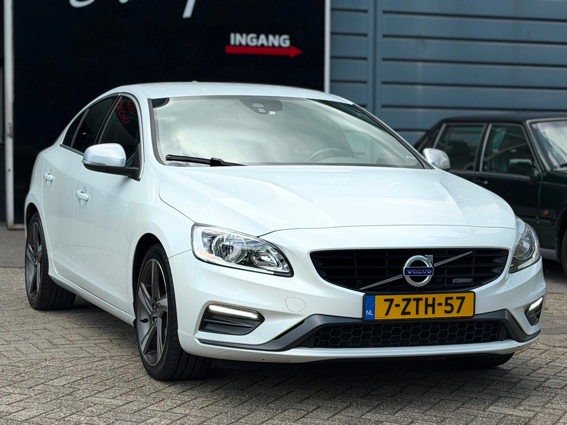 Volvo S60 1.6 T3 R-Design AUTOMAAT MEMORY/LEDER/NAVI/PDC | K, Auto's, 15 km/l, Gebruikt, Zwart, 4 cilinders