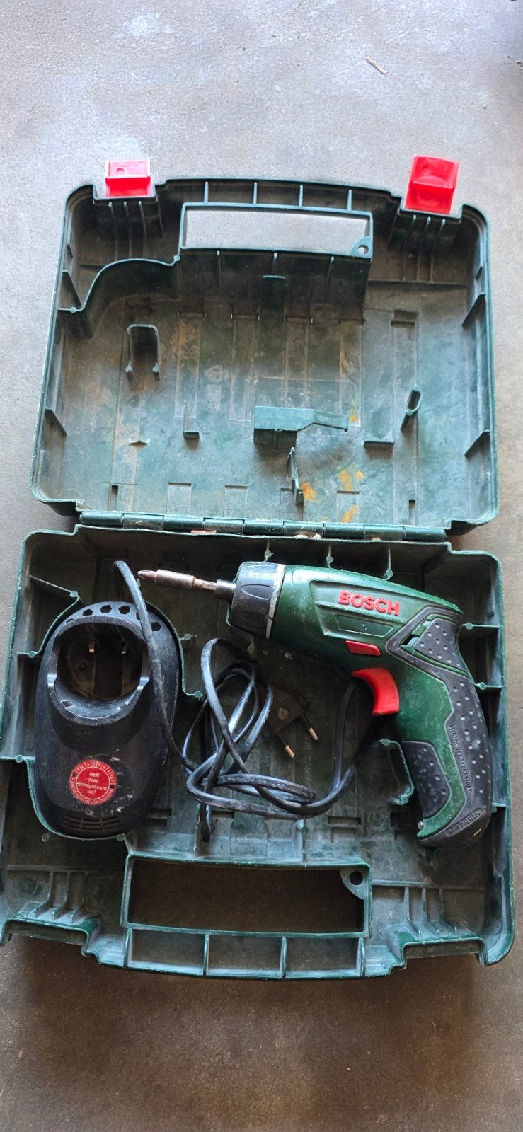 Bosch Schroefmachine met oplader en koffer, Ophalen of Verzenden, Gebruikt, Minder dan 400 watt, Boor- en Schroefmachine