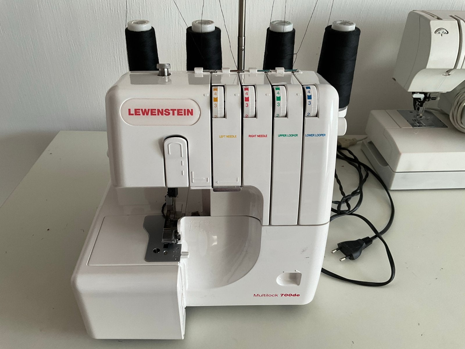 Lewenstein Multilock 700de  plus garens, Hobby en Vrije tijd, Naaimachines en Toebehoren, Ophalen, Gebruikt, Lockmachine, Lewenstein