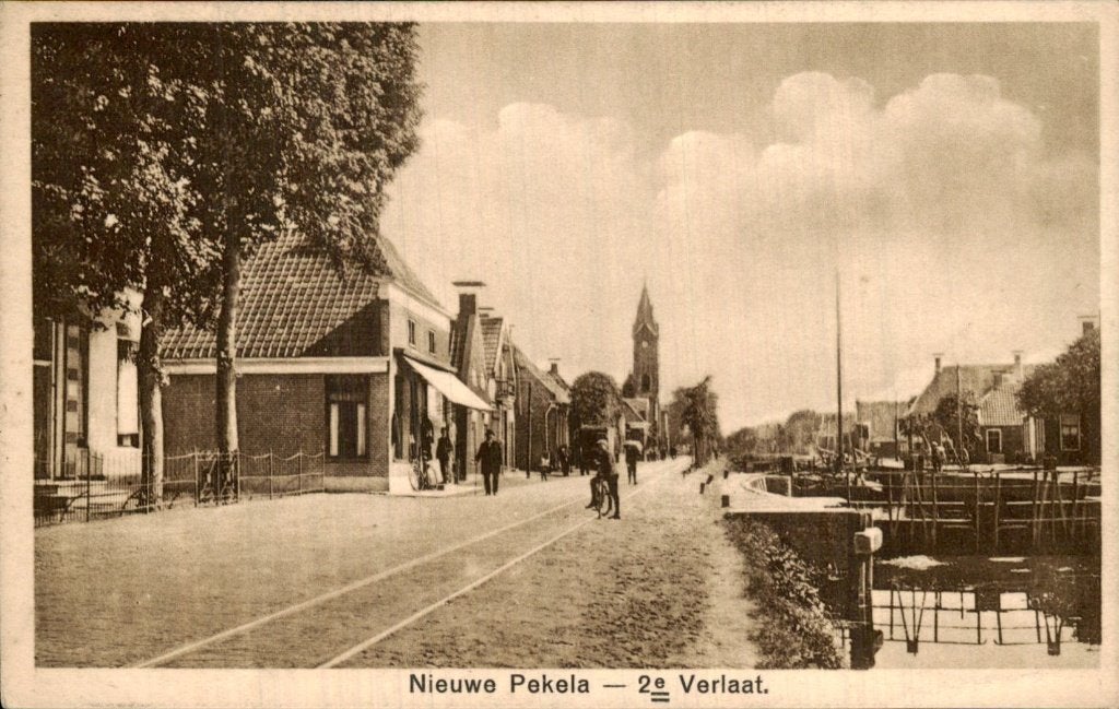 Nieuwe Pekela - 2e Verlaat - Straat en kanaal, Verzamelen, Ansichtkaarten | Nederland, Ophalen of Verzenden, 1920 tot 1940, Ongelopen