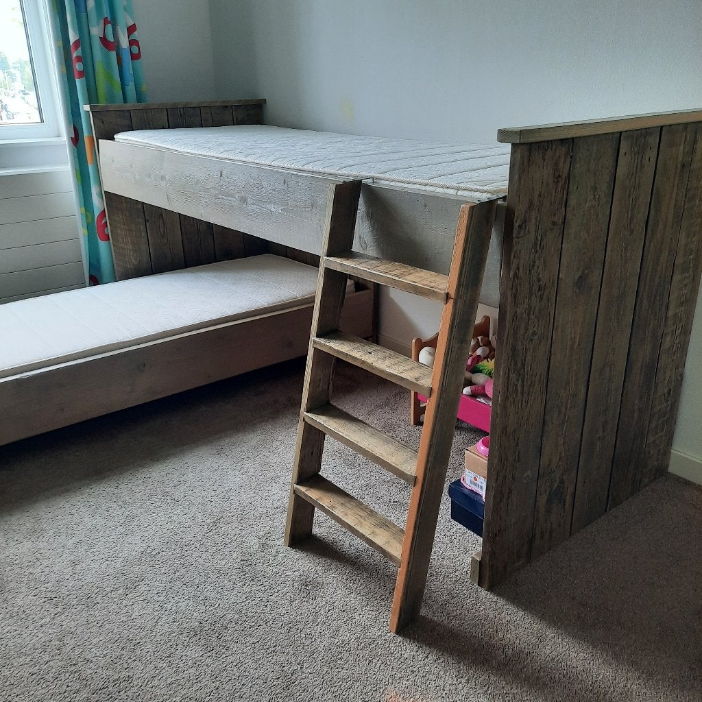 2 Bedden, ladekast en plank van steigerhout, Ophalen, Gebruikt, Hoogslaper of Stapelbed, 70 tot 85 cm