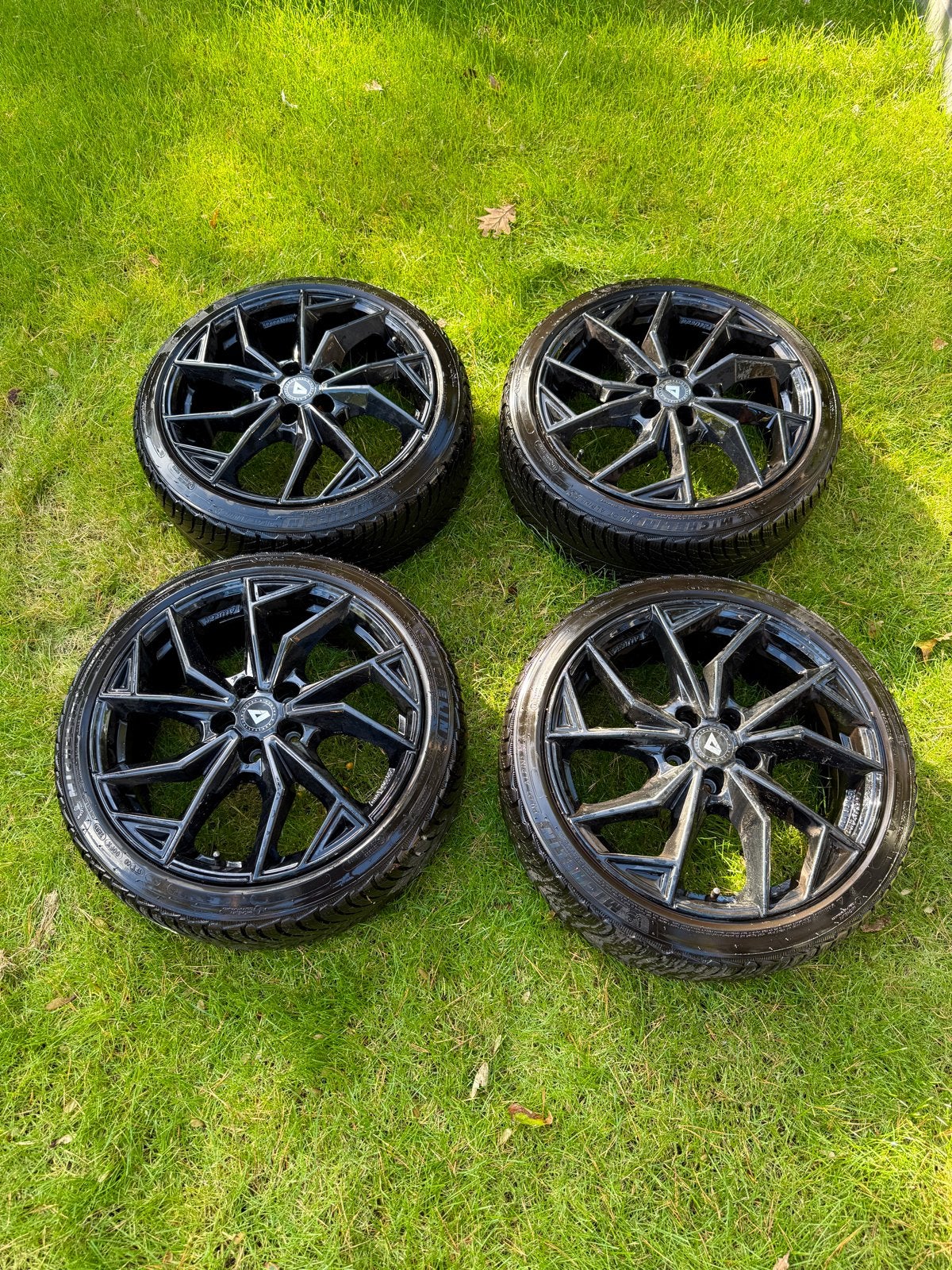 Set van 4 ALUTEC ADX.02 velgen 18 inch + winterbanden, Auto-onderdelen, Ophalen, 18 inch, Banden en Velgen, Winterbanden