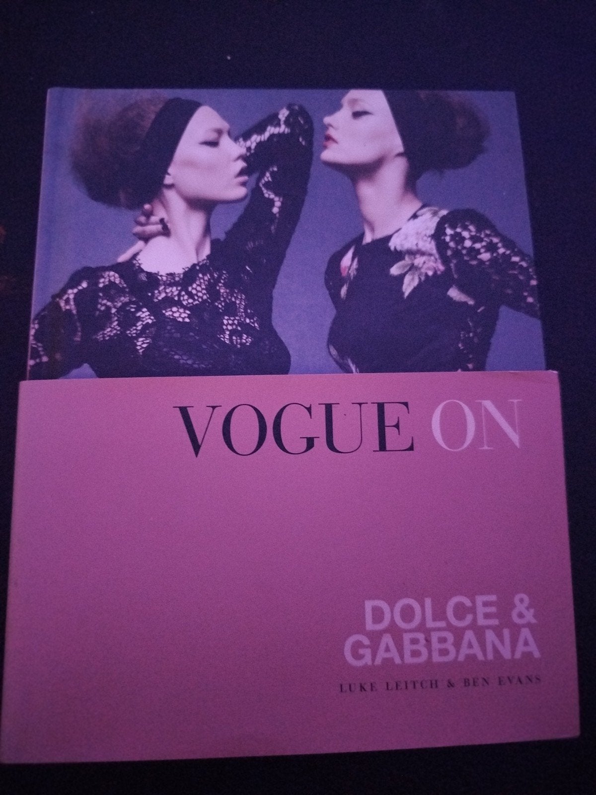 VOQUE ON DOLCE GABBANA HARDCOVER LUKE LEITCH BEN EVANS, Boeken, Mode, Ophalen of Verzenden, Couturiers, Zo goed als nieuw, Luke Leitch & Ben Evans