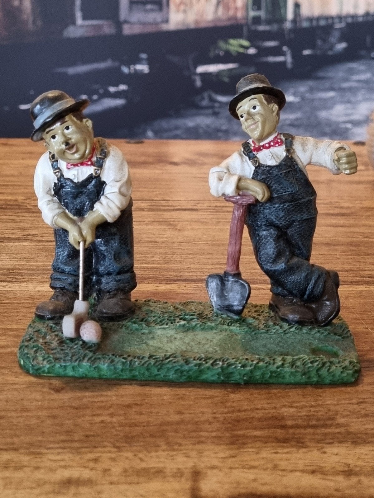 Beeldje Laurel & Hardy aan het golfen, Verzamelen, Ophalen of Verzenden, Zo goed als nieuw, Mens