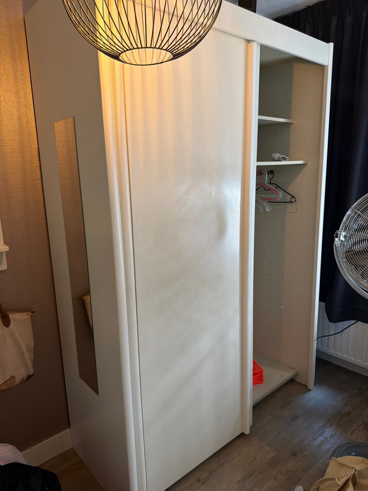 Gratis af ta halen: Witte kledingkast en schuifdeuren, Ophalen, Met plank(en), Gebruikt, 100 tot 150 cm