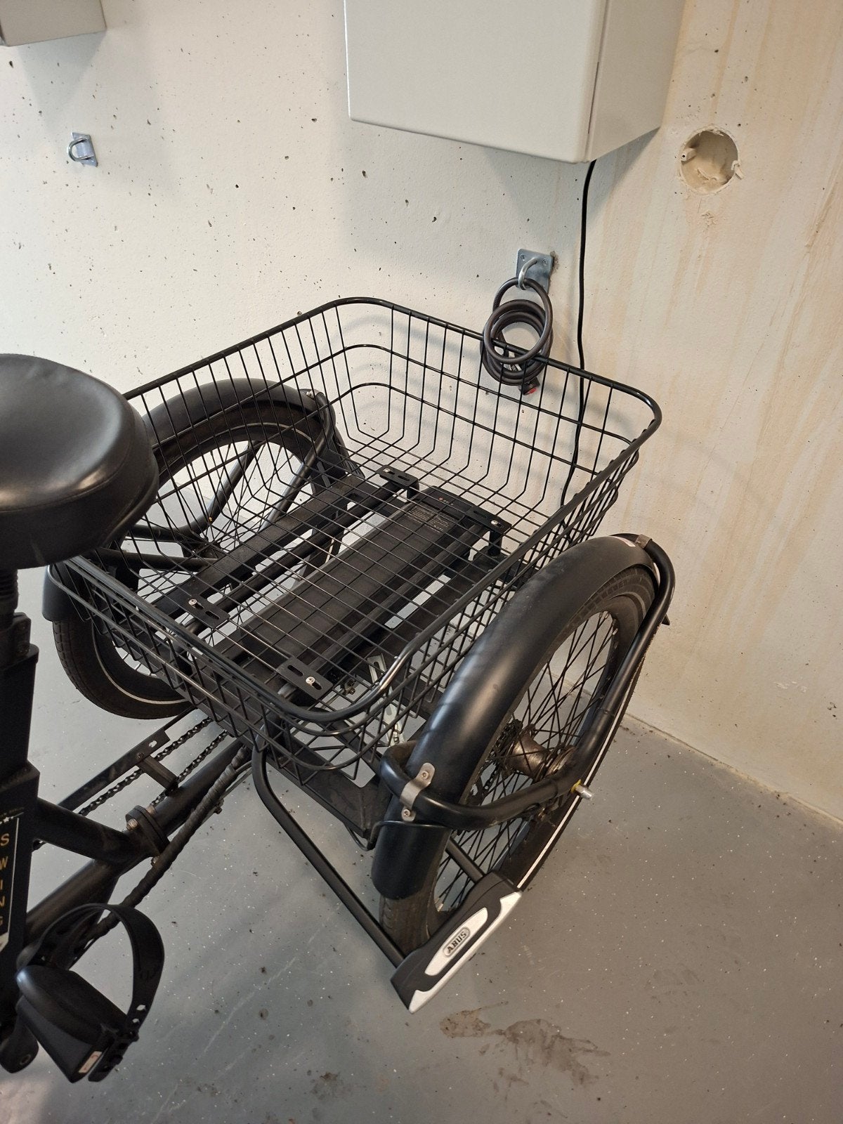 Foto 2 van electrische driewieler fiets swing, met manden voor en achte