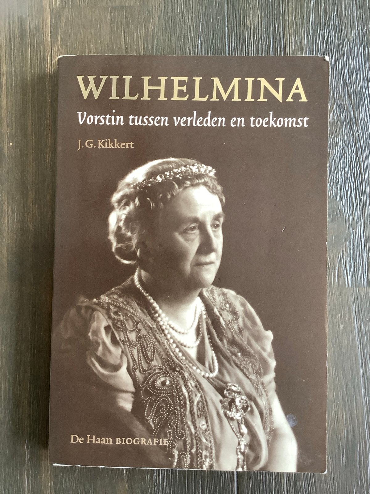 Wilhelmina: Vorstin tussen verleden en toekomst - J.G. Kikke, Boeken, Ophalen of Verzenden, Gelezen, Politiek