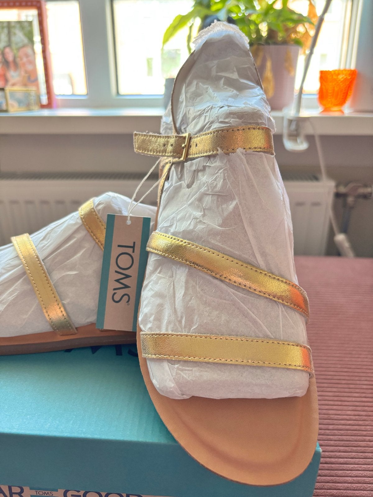 Nieuwe Sandalen Toms (Kira) goud, maat 42, Kleding | Dames, Schoenen, Overige kleuren, Nieuw, Sandalen of Muiltjes, Ophalen of Verzenden