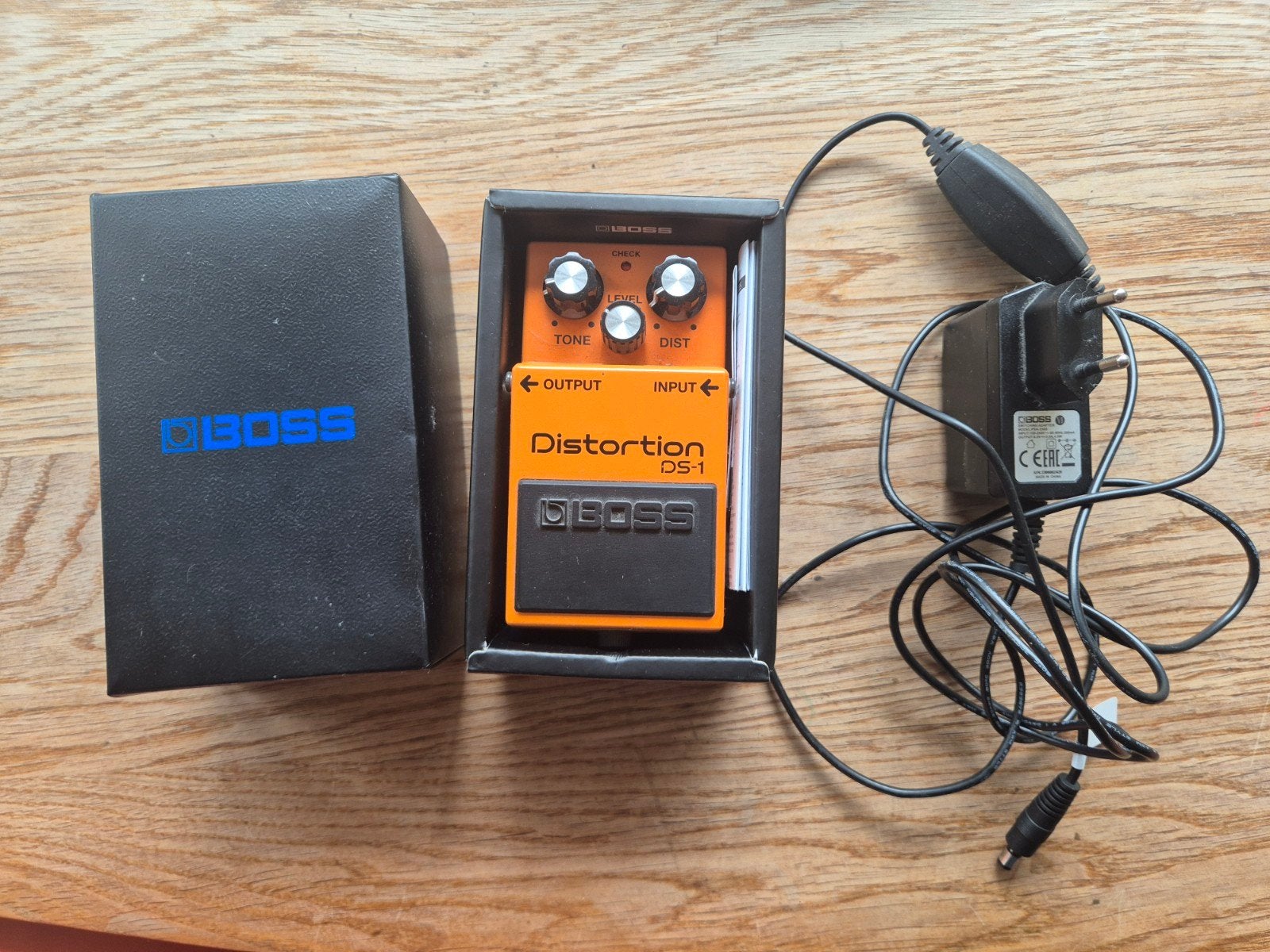 Boss DS-1 Distortion pedaal met adapter en doos, Ophalen of Verzenden, Zo goed als nieuw, Distortion, Overdrive of Fuzz