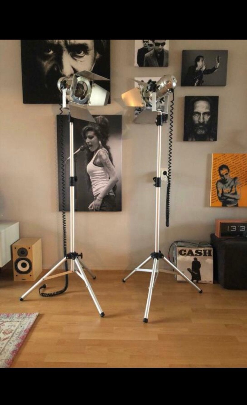 2 Vintage Industriële Studiolampen op Statief – Chroom, Huis en Inrichting, Lampen | Vloerlampen, Ophalen of Verzenden, Zo goed als nieuw