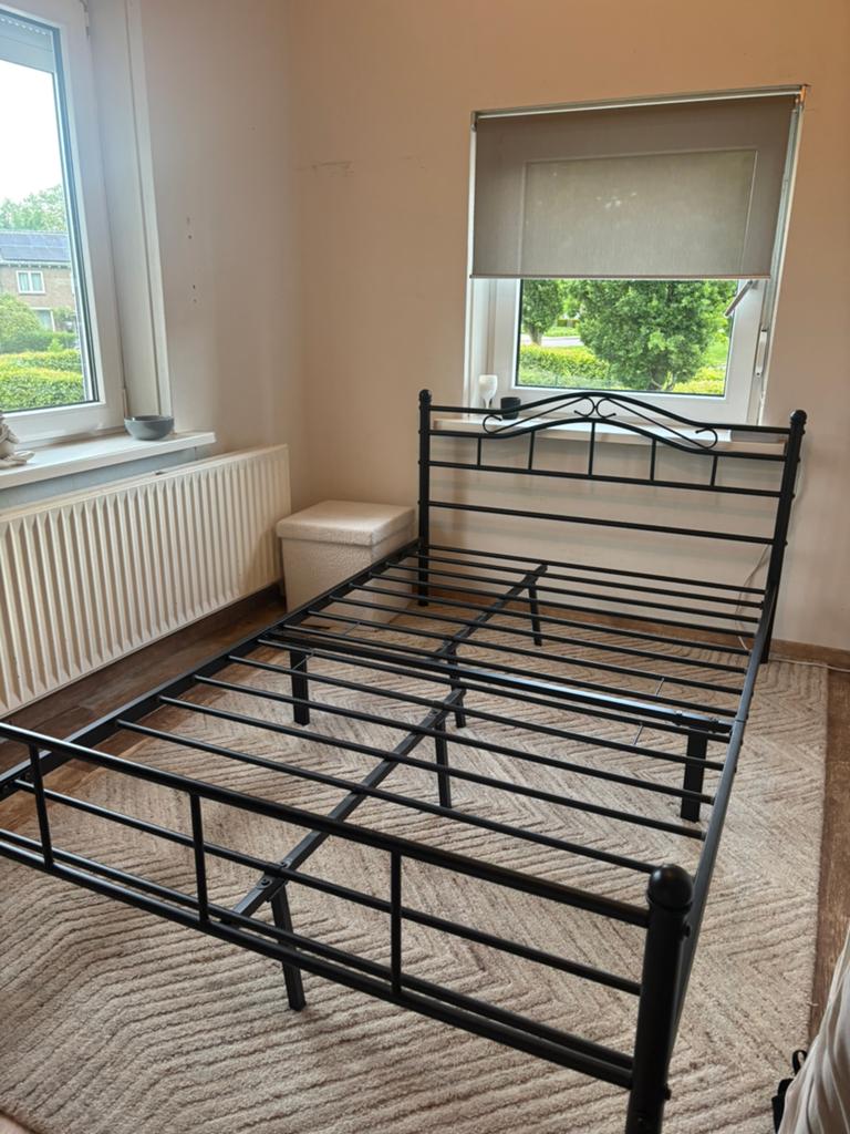 Zwart metalen bed, Ophalen, Eenpersoons, Zwart, Zo goed als nieuw