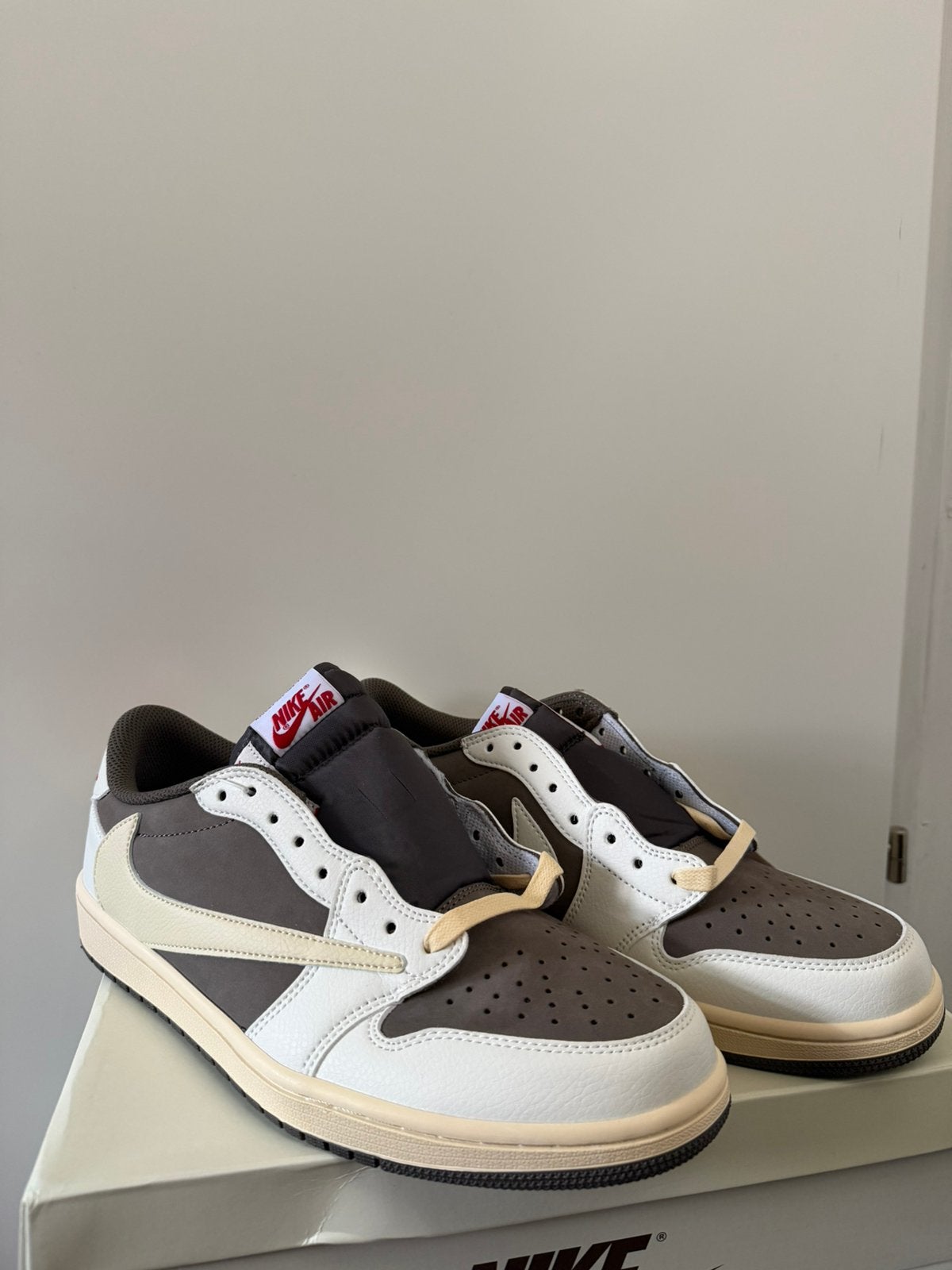 Jordan x Travis scott maat 43, Ophalen of Verzenden, Zo goed als nieuw