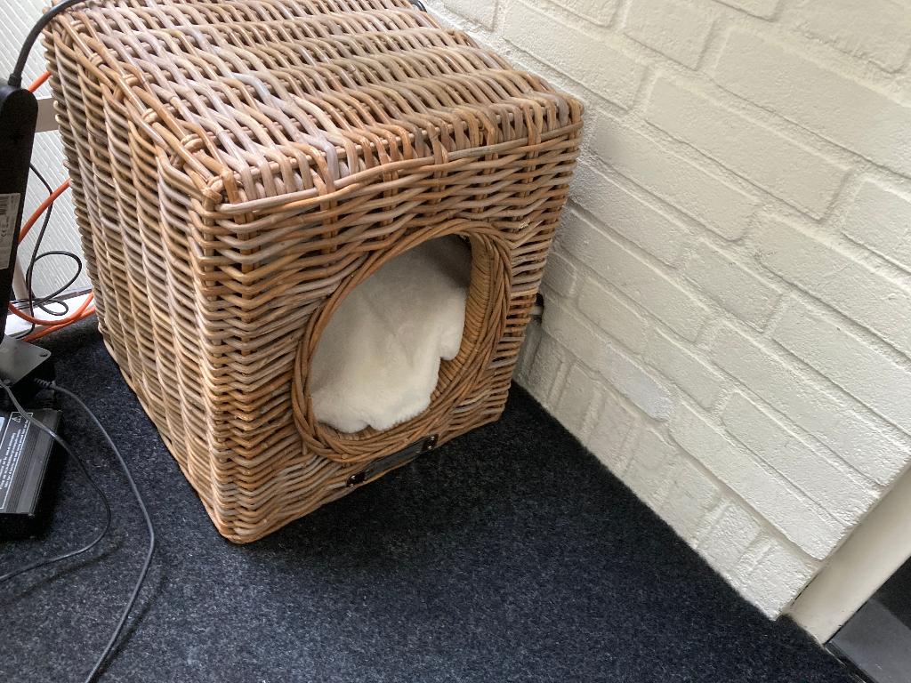 Rieten hocker kat hond happy house, Ophalen, Zo goed als nieuw, Riet