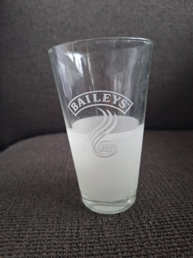 BAILEYS long drink glas (vlam), Verzamelen, Glas en Borrelglaasjes, Ophalen of Verzenden, Zo goed als nieuw, Borrel- of Shotglas