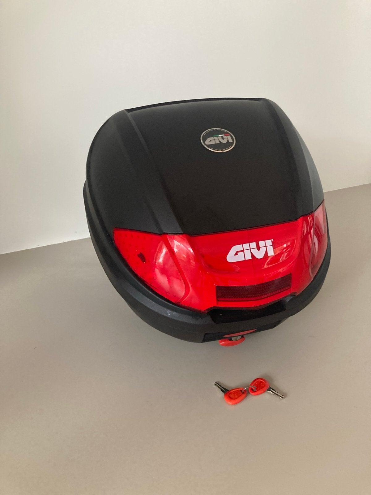 GIVI Topkoffer voor Scooter/Motor - Zwart met Rood, Ophalen, Zo goed als nieuw
