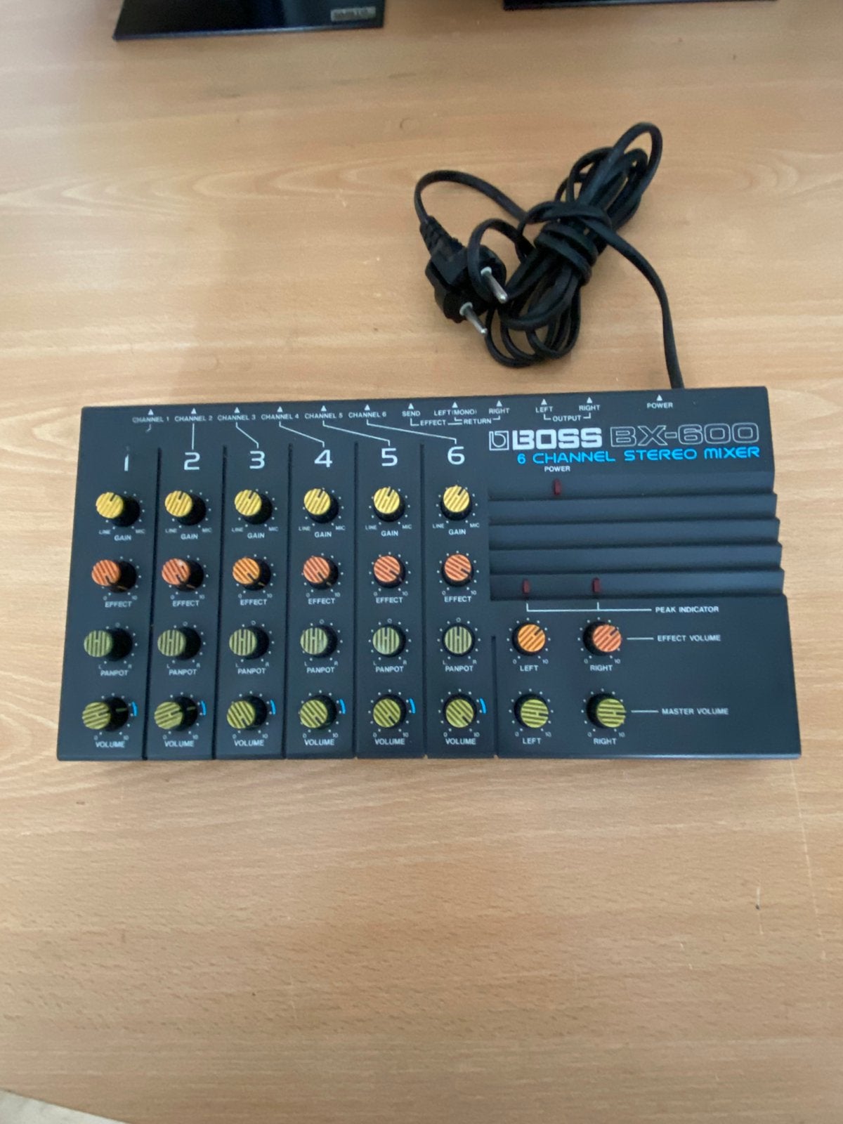 Roland Boss BX-600 6 kanaals stereo mixer, Muziek en Instrumenten, Mengpanelen, Ophalen, Zo goed als nieuw, 5 tot 10 kanalen