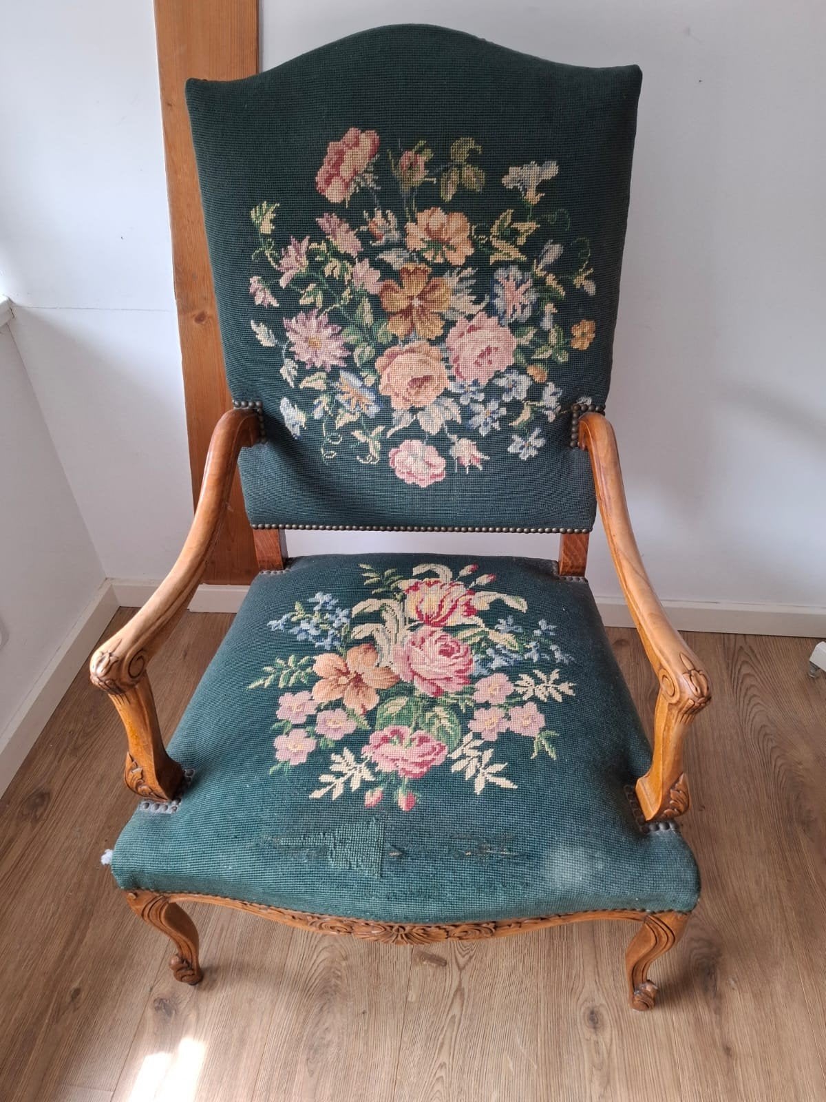 Antieke Lodewijk XV stoel met geborduurd bloemenpatroon, Antiek en Kunst, Antiek | Meubels | Stoelen en Banken, Ophalen