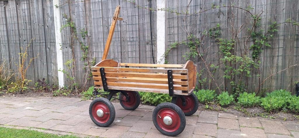 Klassieke houten bolderkar met rode wielen, Ophalen, Gebruikt