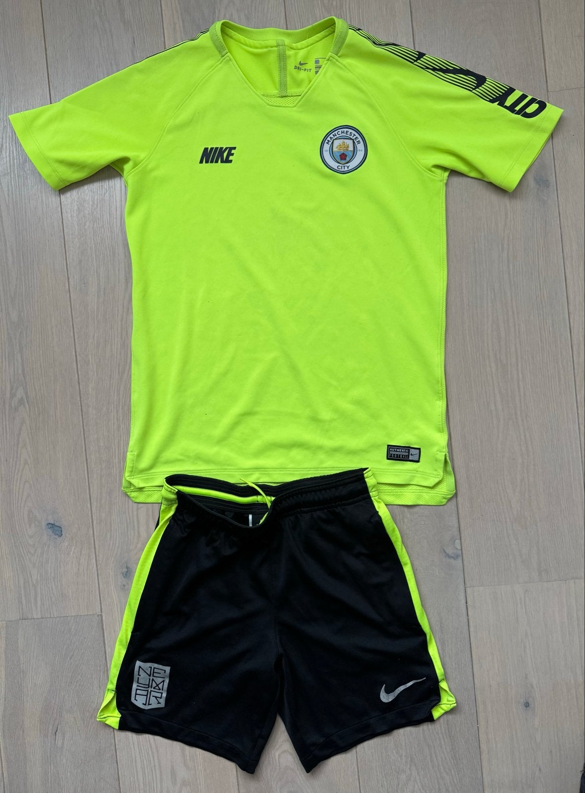 Manchester City Nike voetbaltenue, Ophalen of Verzenden, Zo goed als nieuw, Jongen of Meisje, Sport- of Zwemkleding