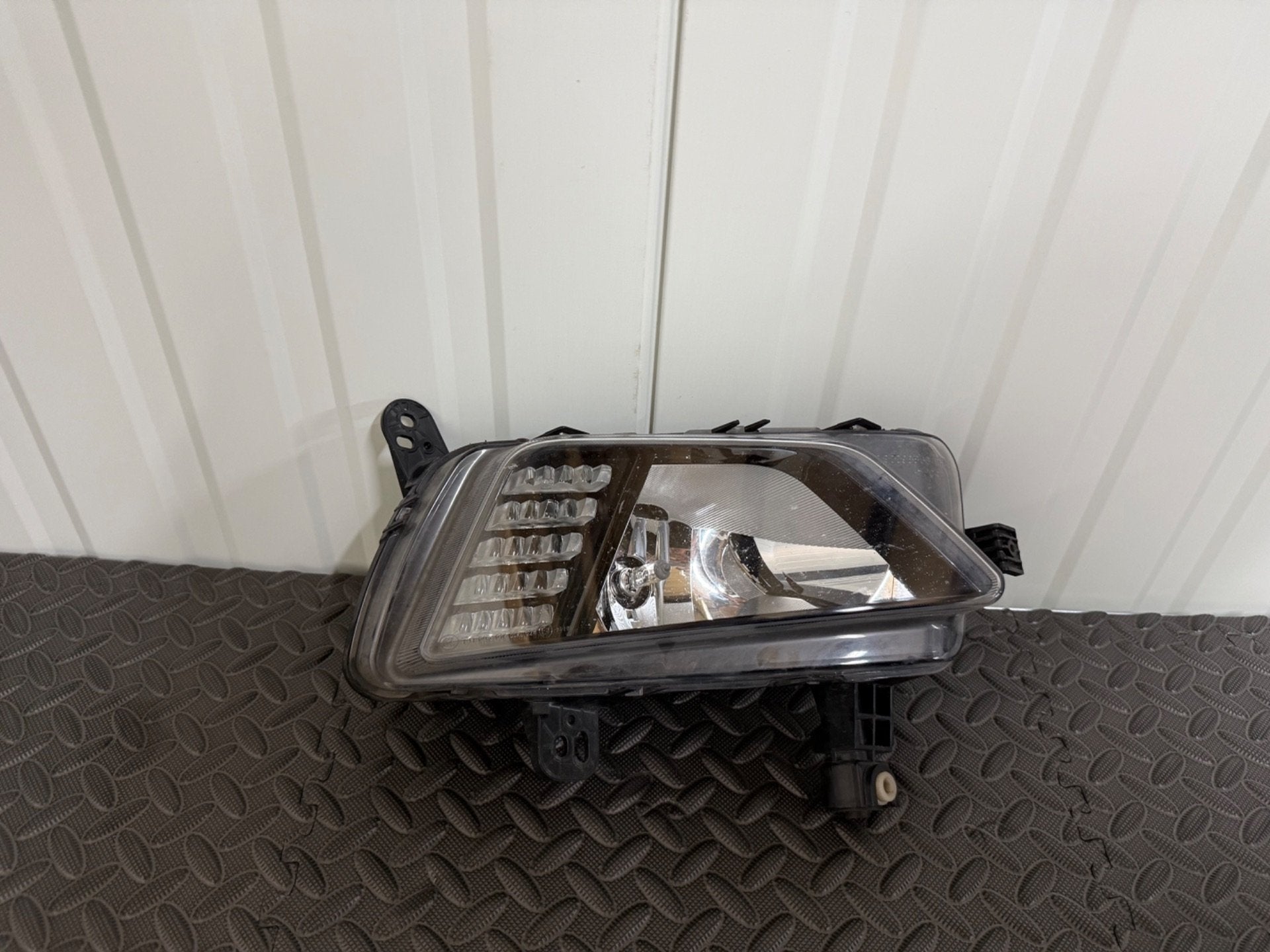 Volkswagen Polo 2g mistlamp met led drl 2g0941662 orgineel, Auto-onderdelen, Gebruikt, Volkswagen, Volkswagen AG, Berliner Ring 2
38440  Wolfsburg, DE