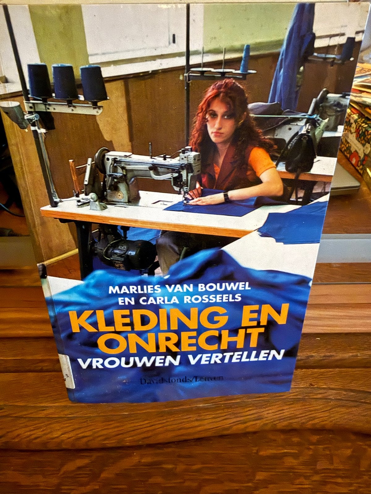 C. Rosseels - Kleding en onrecht, Ophalen of Verzenden, Zo goed als nieuw, C. Rosseels; M. van Bouwel