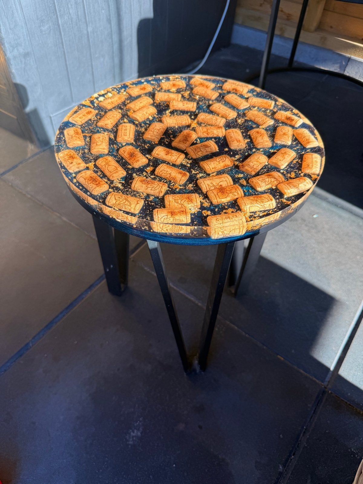 Unieke bijzettafel met kurken blad, 45 tot 60 cm, Overige materialen, Minder dan 55 cm, Rond