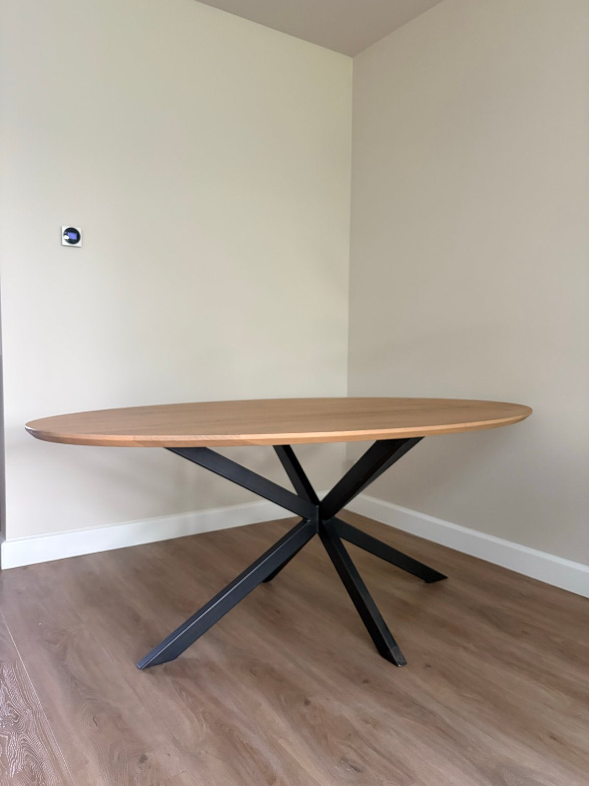 Ovale massief eiken eettafel met zwart stalen spinpoot, Huis en Inrichting, Tafels | Eettafels, Ophalen, 100 tot 150 cm, Eikenhout