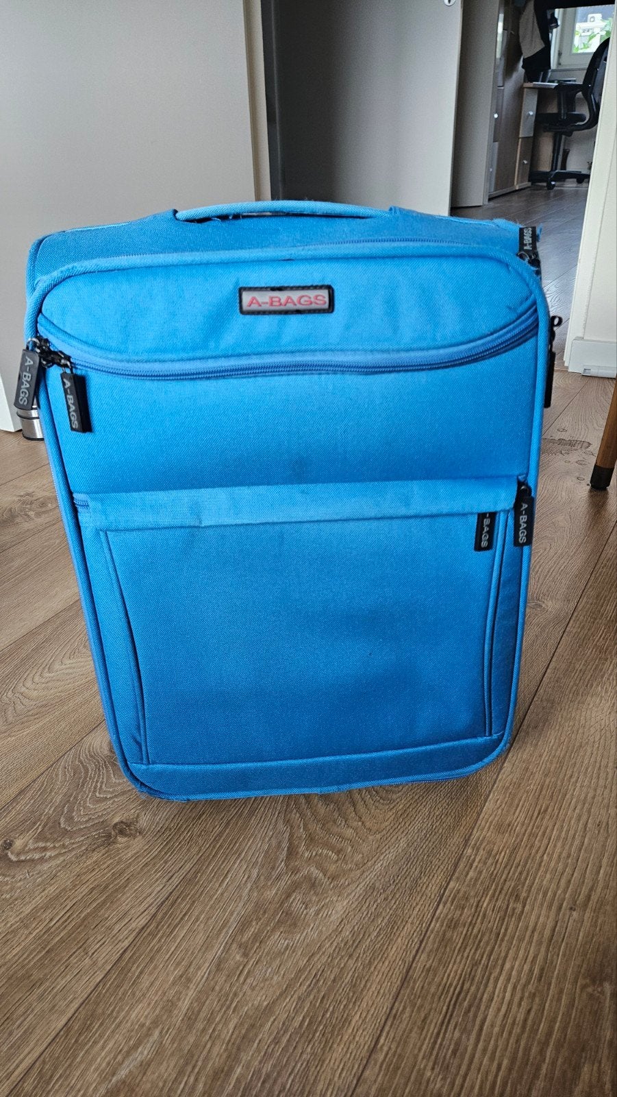 Blauwe A-Bags reiskoffer met wieltjes, Uitschuifbare handgreep, Gebruikt, 50 tot 60 cm, Ophalen of Verzenden