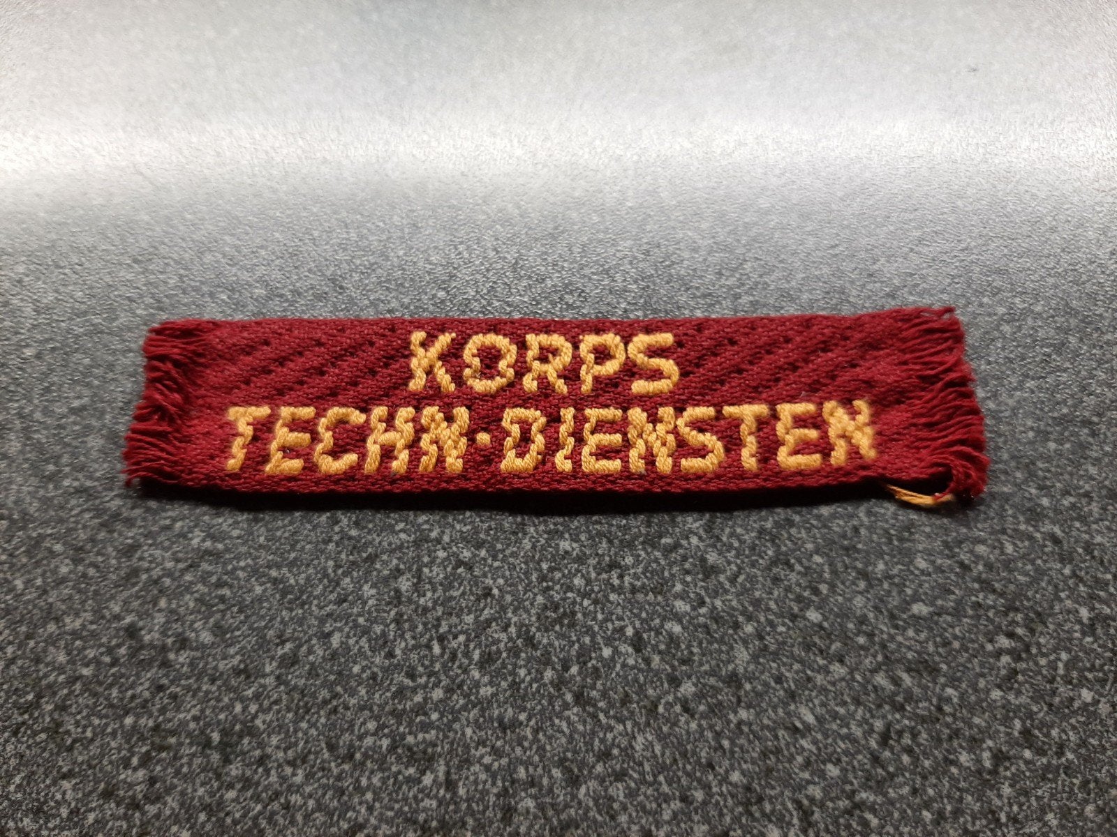 Korps  Techn - Diensten  KL  - Straatn. 90x22mm Brab.Weefsel, Ophalen of Verzenden, Landmacht, Nederland, Embleem of Badge