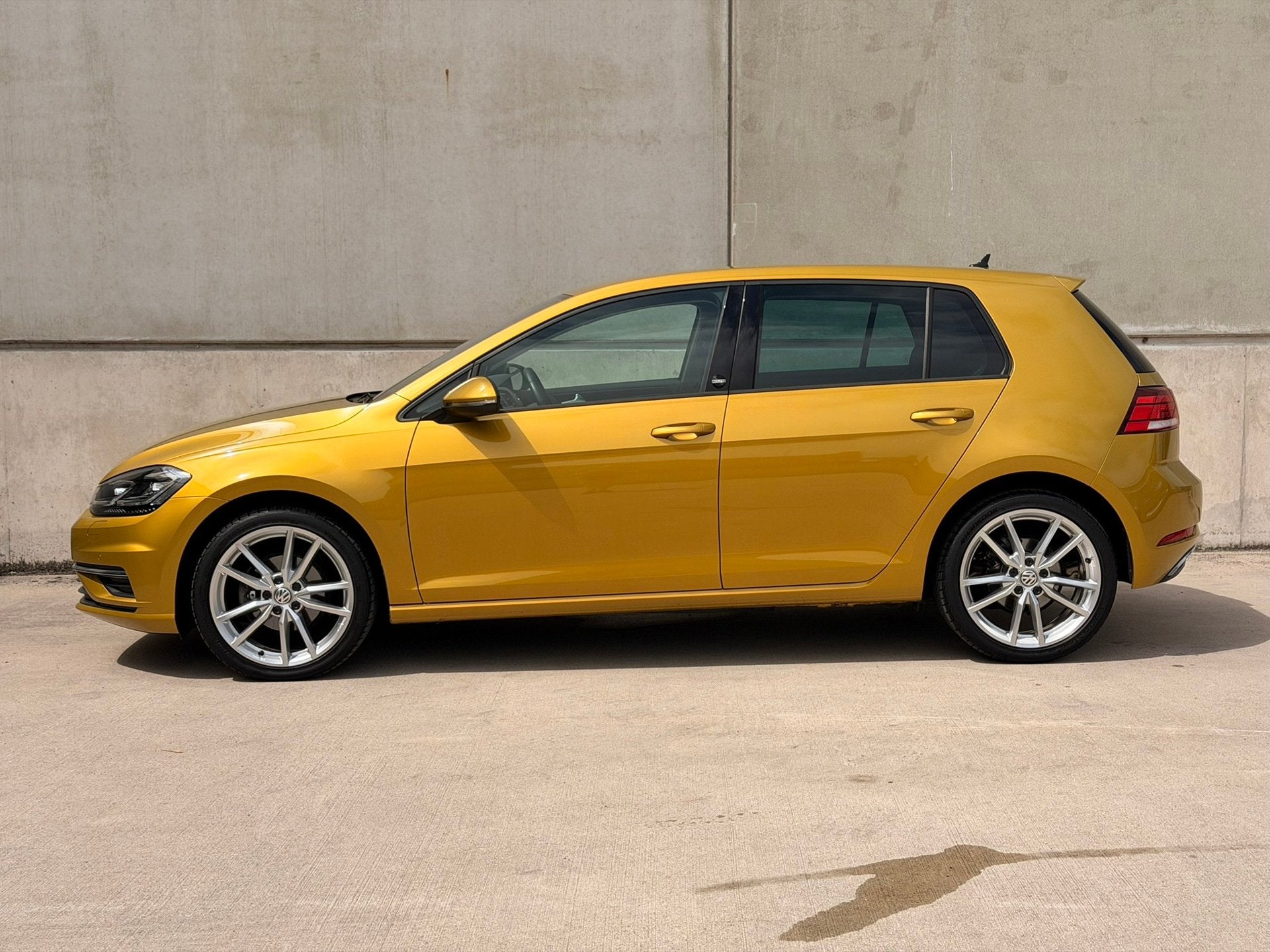 Volkswagen Golf 1.0 TSI R-Line 18'' LED Dynaudio ACC Stoelve, Auto's, Volkswagen, Stof, Gebruikt, Geel, Handgeschakeld