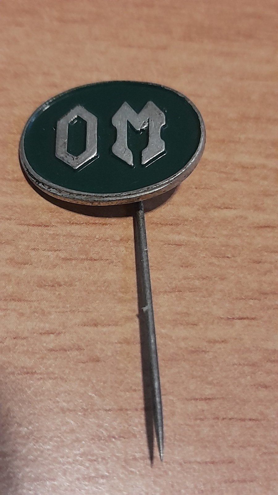 Vintage OM speldje - Groen met zilveren letters, Verzamelen, Verzenden, Gebruikt