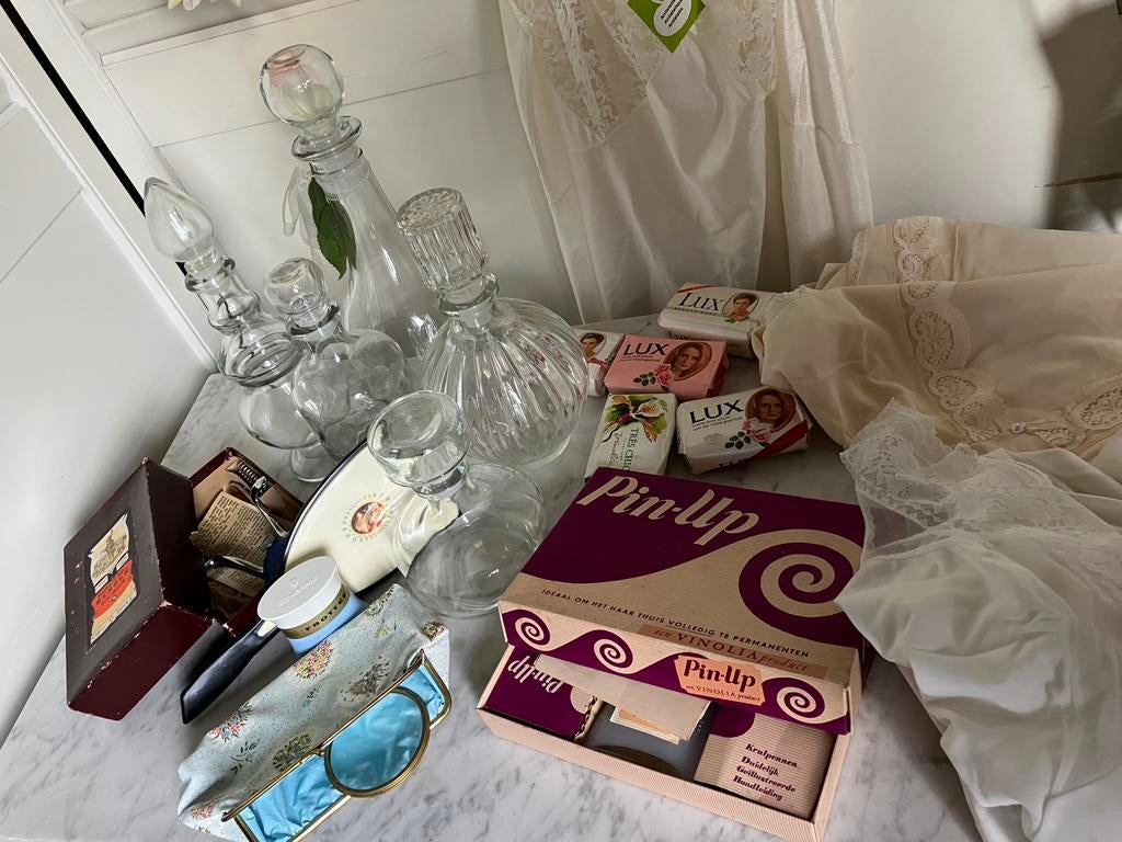 Vintage Lux zeep doos permanent karaffen neglige enz., Ophalen of Verzenden