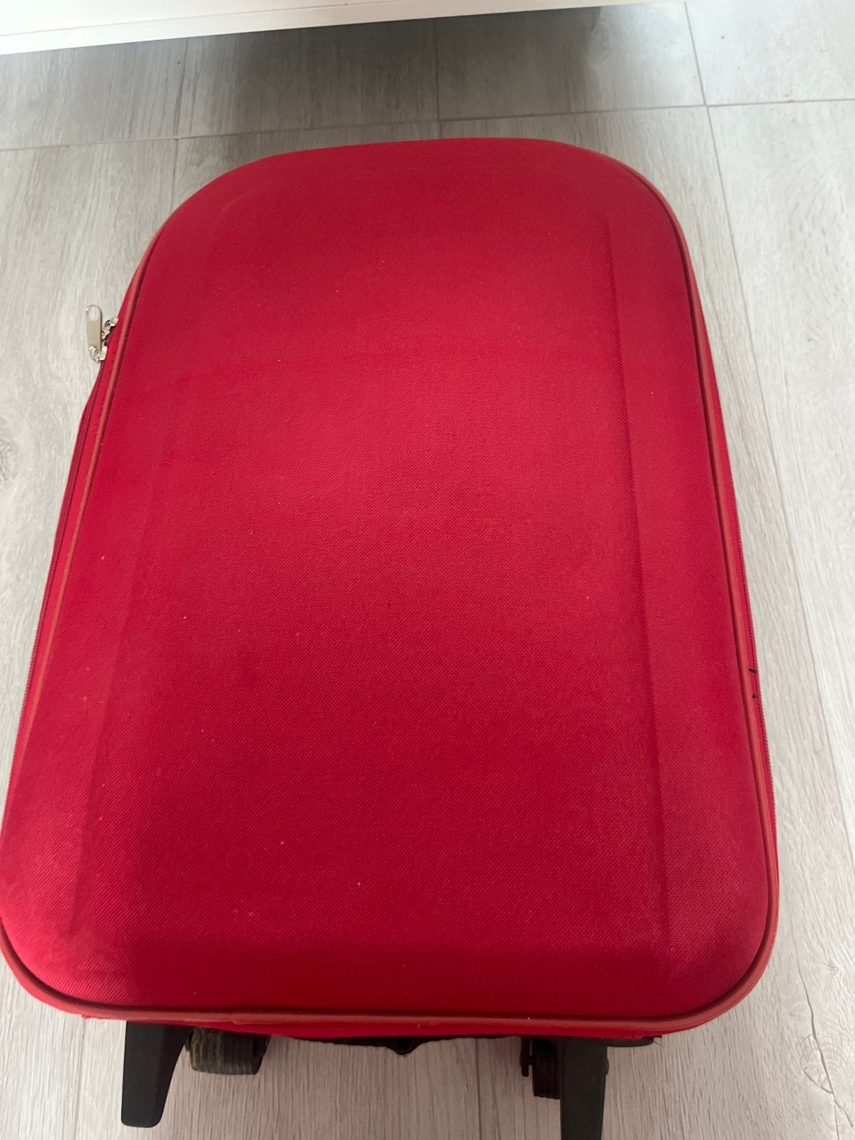 Rode handbagage koffer met wieltjes, Ophalen, Gebruikt, 50 tot 60 cm, Zacht kunststof