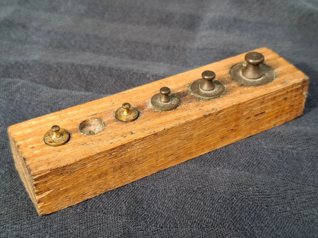 Antiek / Vintage Houten Gewichtenblok met Knopgewichten, Ophalen, Koper