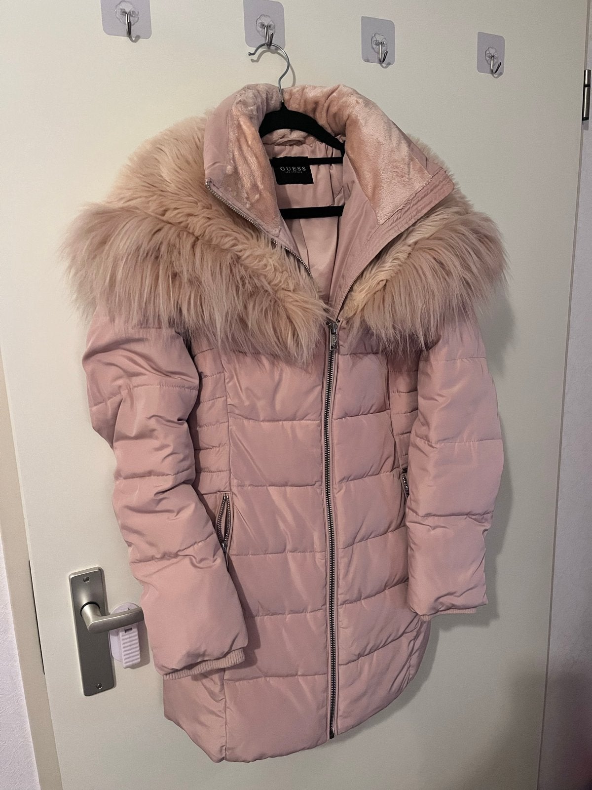 Guess winterjas met afneembare bontkraag, Ophalen of Verzenden, Zo goed als nieuw, Maat 38/40 (M), Roze