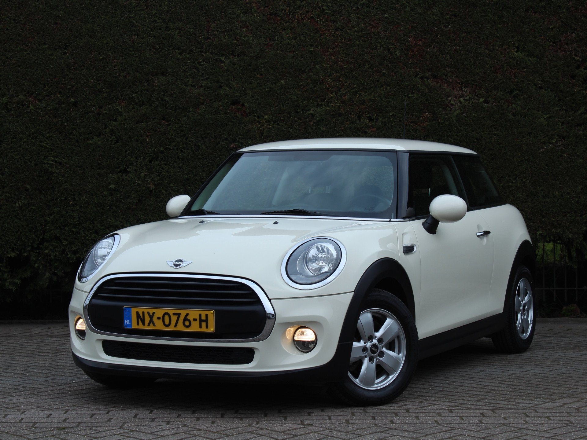 MINI Mini 1.2 One Salt Business | Navigatie (bj 2017), Auto's, Stof, Gebruikt, Euro 6, 4 stoelen