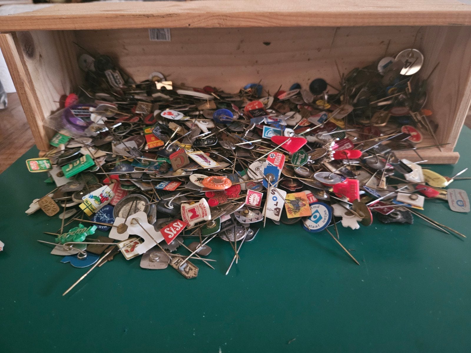 Grote verzameling vintage speldjes en pins Ruim 700 stuks, Verzenden, Gebruikt, Overige onderwerpen, Speldje of Pin