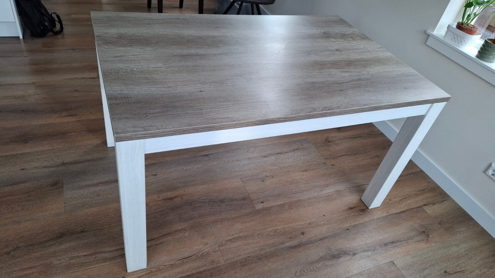 Eettafel met houtlook blad en witte poten (140x90 cm), Huis en Inrichting, Tafels | Eettafels, Ophalen, Gebruikt, 100 tot 150 cm