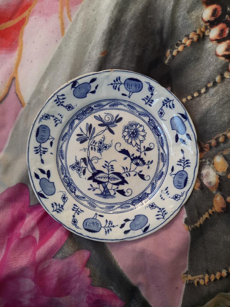 Vintage Louis Regout stijl bord De blauwe ui #2, Gebruikt, Ophalen of Verzenden, Bord(en), Overige stijlen