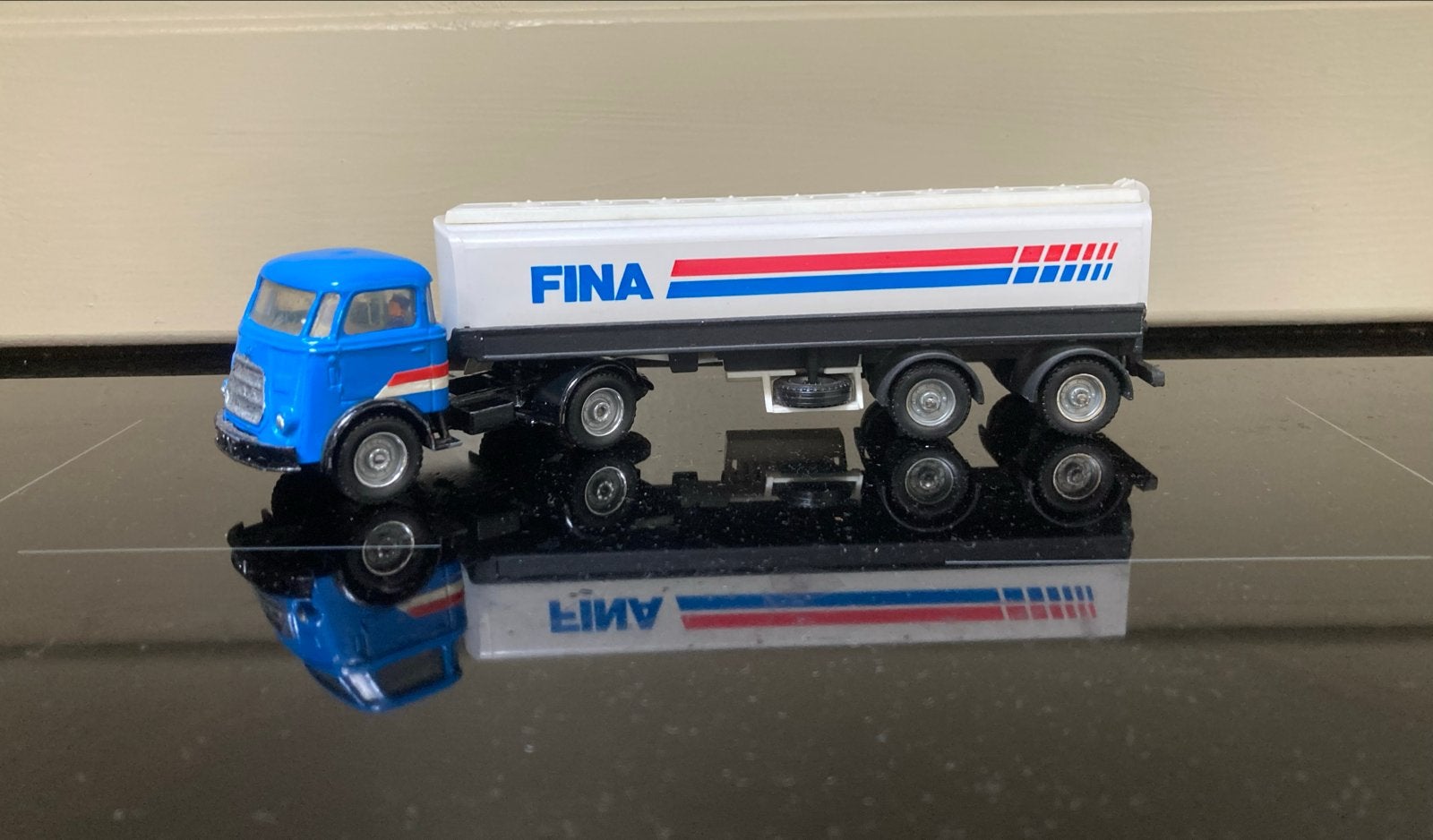 Fina Tankwagen model met Daf frontstuur  trekker, Overige merken, Gebruikt, 1:32 tot 1:50, Ophalen of Verzenden