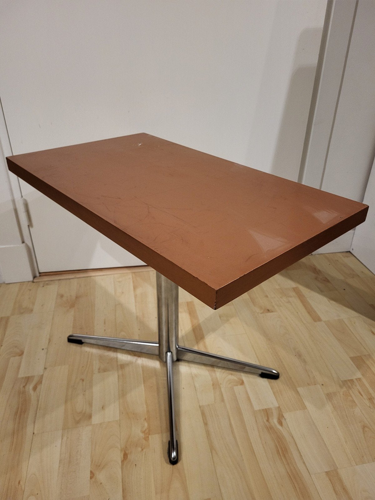 Mooie 60/70e jaren bijzettafel of tv tafel, Ophalen, Gebruikt, Metaal of Aluminium, 55 tot 75 cm