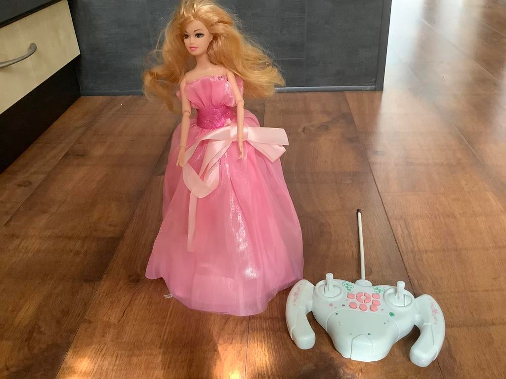 Bestuurbare barbie pop, Verzamelen, Poppen, Ophalen of Verzenden, Zo goed als nieuw, Pop